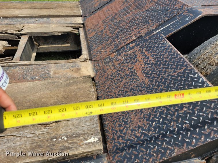 image for item FC9144 2004 Eager Beaver 35GSL  lowboy equipment trailer