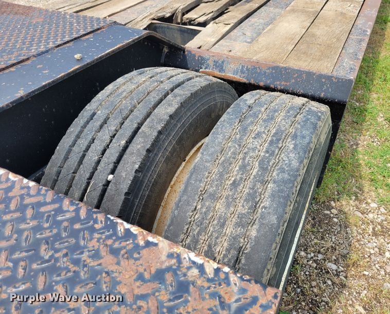 image for item FC9144 2004 Eager Beaver 35GSL  lowboy equipment trailer