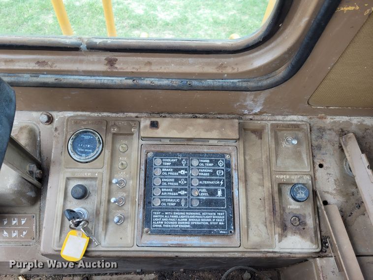 image for item FC9151 1983 Caterpillar 966D  wheel loader