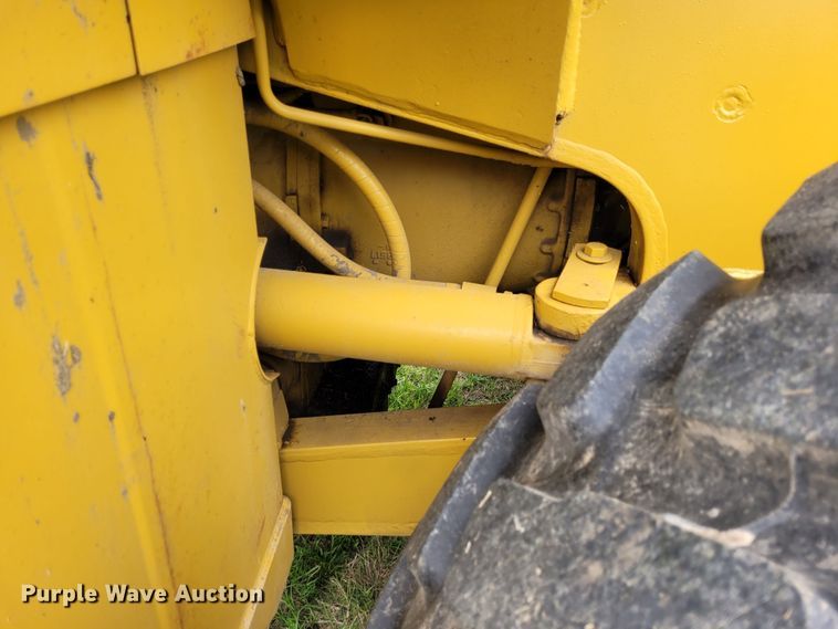 image for item FC9151 1983 Caterpillar 966D  wheel loader