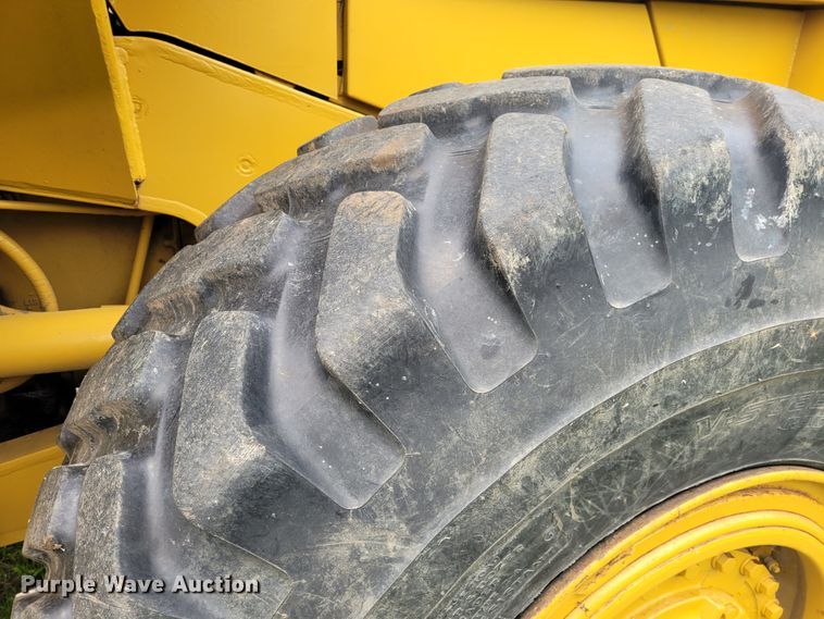 image for item FC9151 1983 Caterpillar 966D  wheel loader