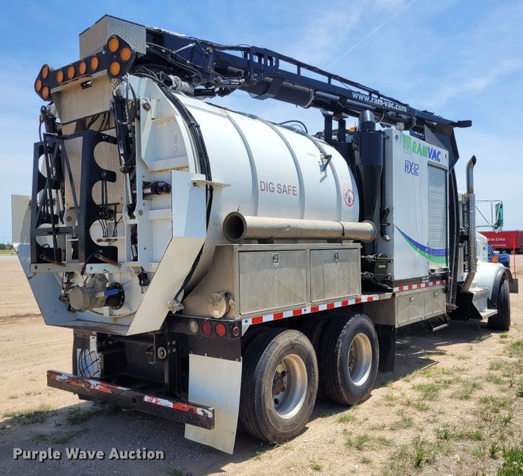 image for item FC9155 2015 Kenworth T800  hydrovac truck