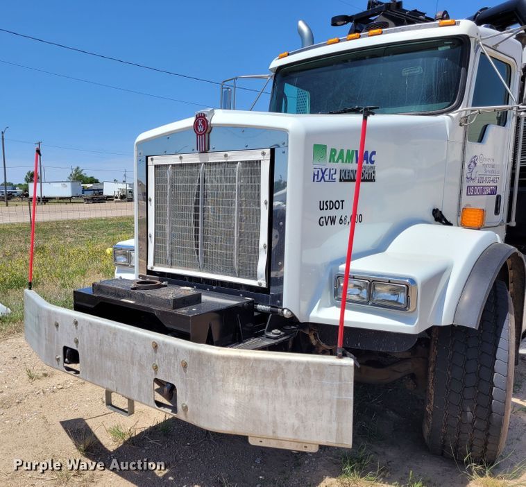 image for item FC9155 2015 Kenworth T800  hydrovac truck