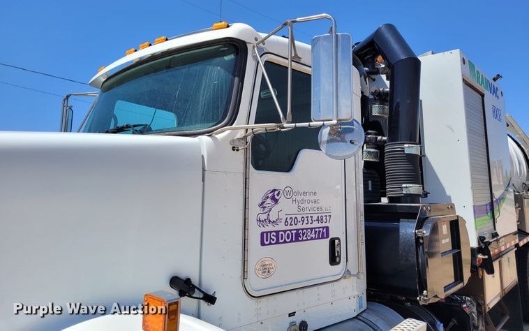 image for item FC9155 2015 Kenworth T800  hydrovac truck