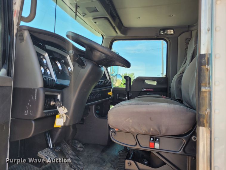 image for item FC9155 2015 Kenworth T800  hydrovac truck