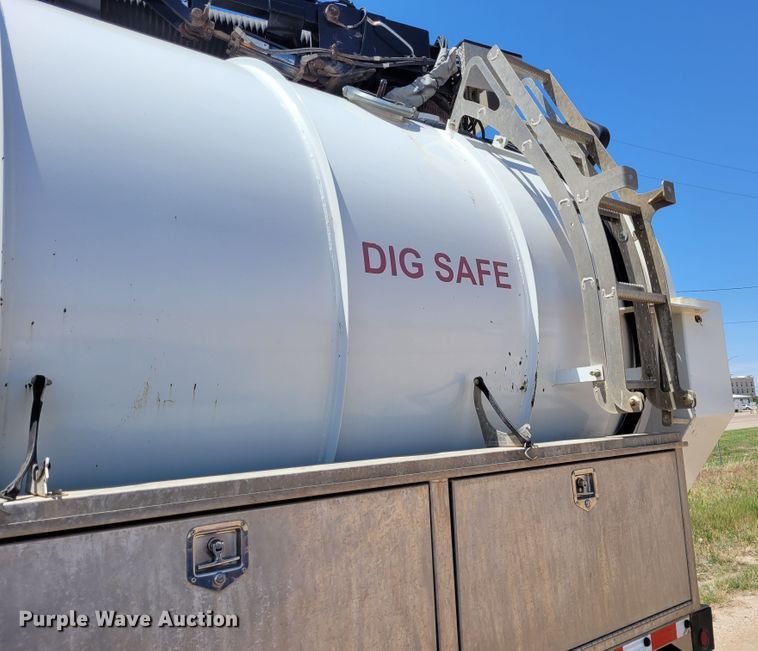 image for item FC9155 2015 Kenworth T800  hydrovac truck