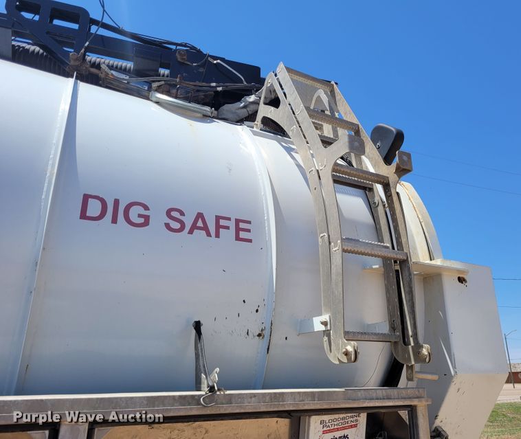 image for item FC9155 2015 Kenworth T800  hydrovac truck