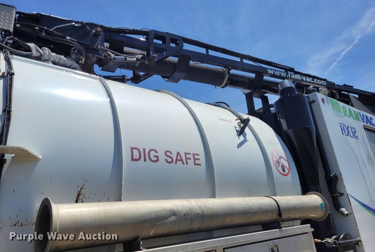 image for item FC9155 2015 Kenworth T800  hydrovac truck