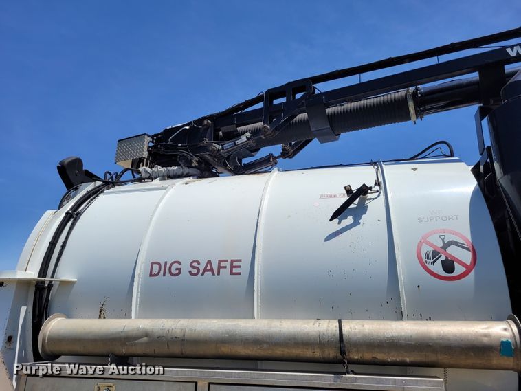 image for item FC9155 2015 Kenworth T800  hydrovac truck