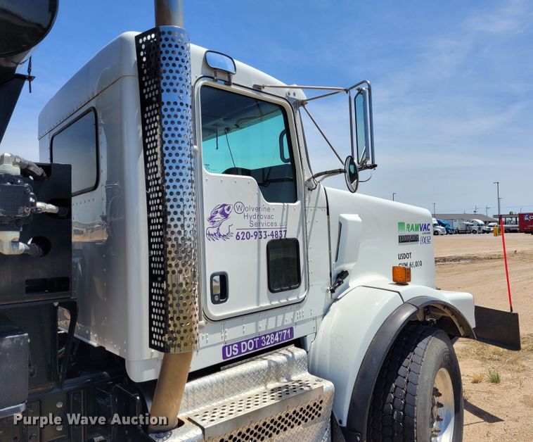 image for item FC9155 2015 Kenworth T800  hydrovac truck