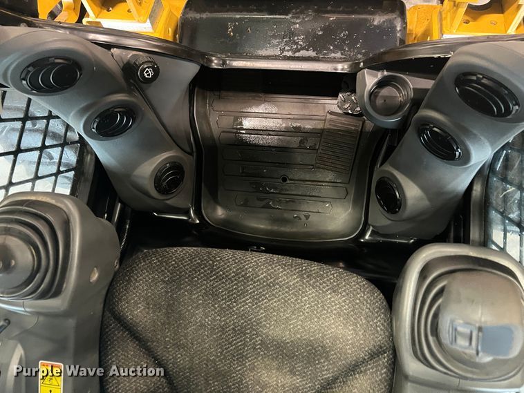 image for item HL9079 2018 Caterpillar 272D2  skid steer loader