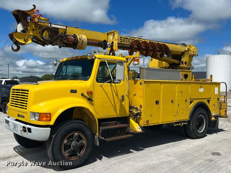 image for item HL9095 1995 International 4900  digger derrick truck