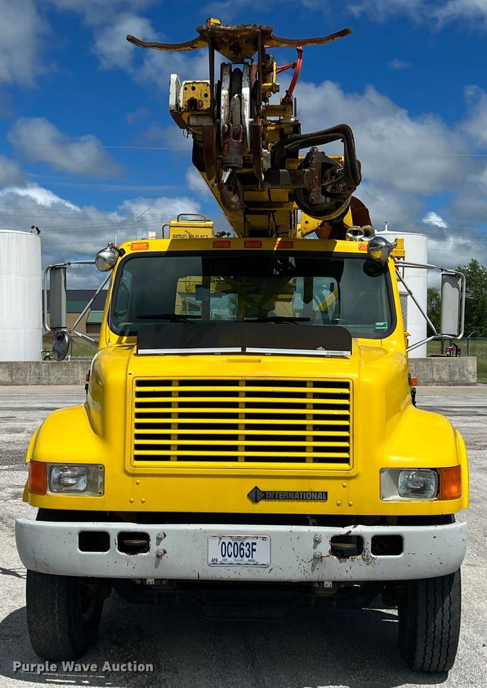 image for item HL9095 1995 International 4900  digger derrick truck