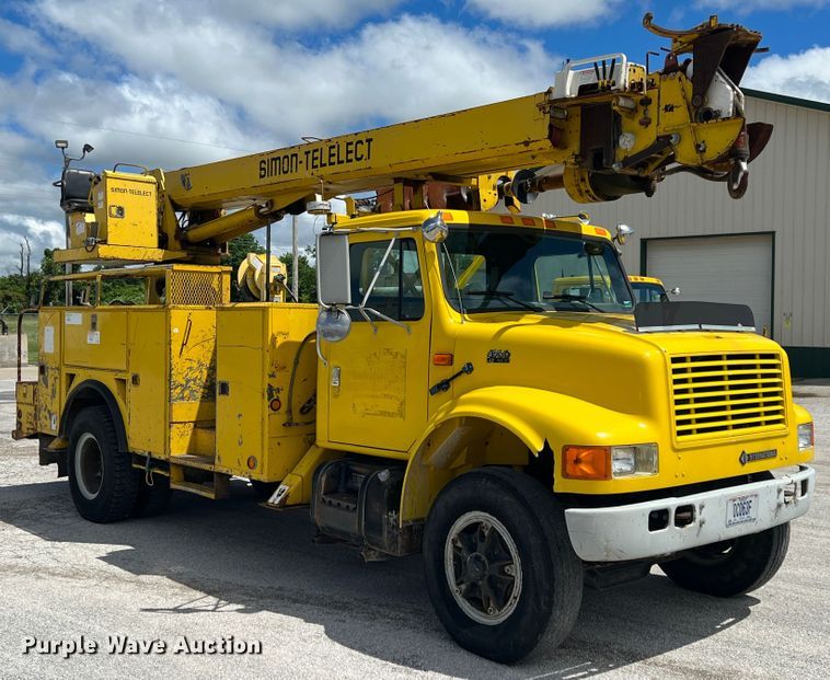 image for item HL9095 1995 International 4900  digger derrick truck