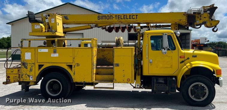 image for item HL9095 1995 International 4900  digger derrick truck