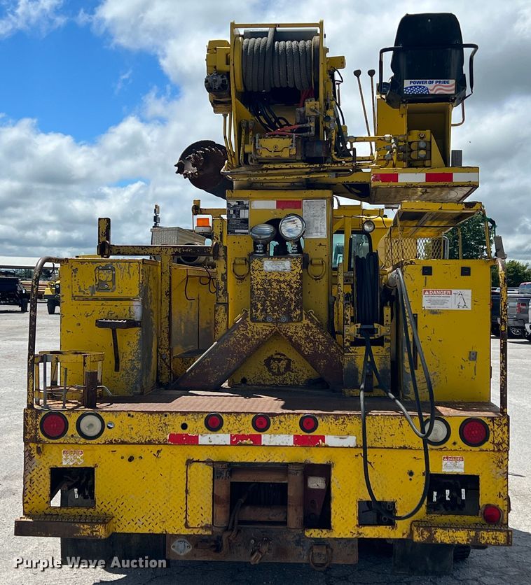 image for item HL9095 1995 International 4900  digger derrick truck