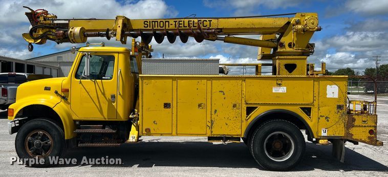 image for item HL9095 1995 International 4900  digger derrick truck