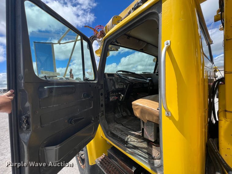 image for item HL9095 1995 International 4900  digger derrick truck