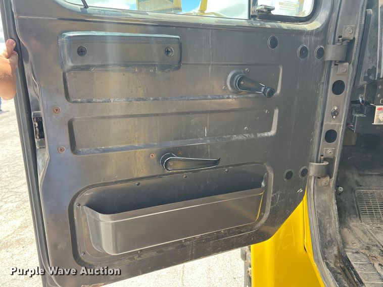 image for item HL9095 1995 International 4900  digger derrick truck