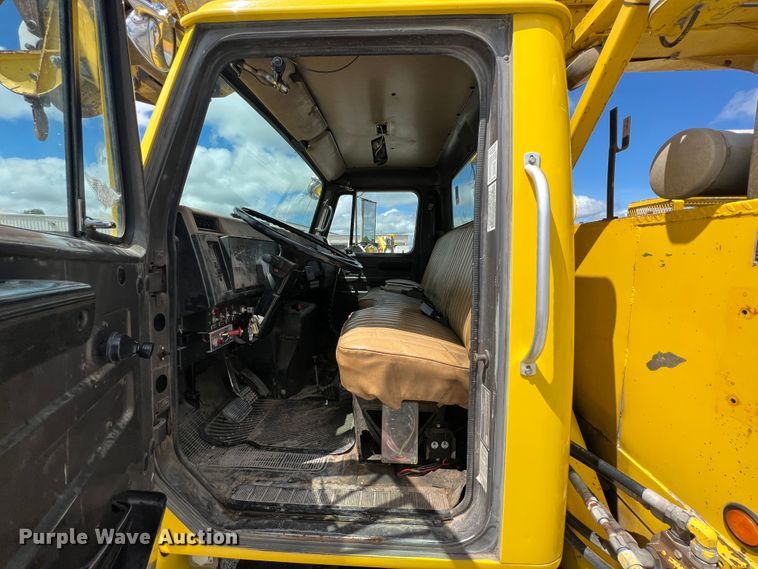 image for item HL9095 1995 International 4900  digger derrick truck