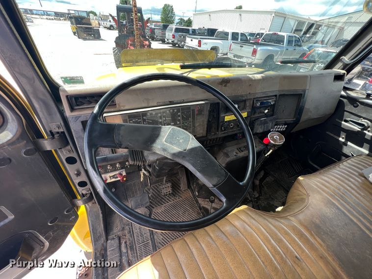 image for item HL9095 1995 International 4900  digger derrick truck