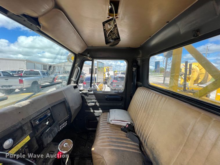 image for item HL9095 1995 International 4900  digger derrick truck