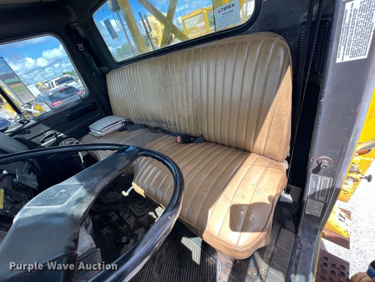 image for item HL9095 1995 International 4900  digger derrick truck