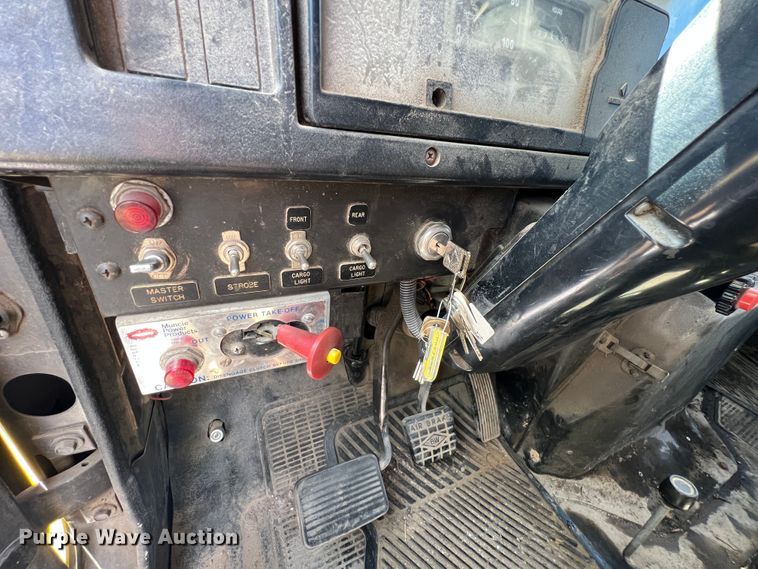 image for item HL9095 1995 International 4900  digger derrick truck