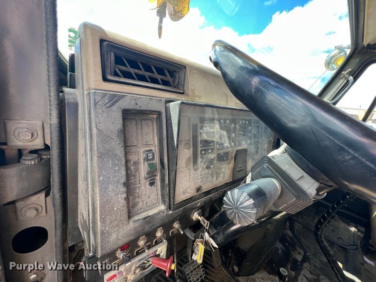 image for item HL9095 1995 International 4900  digger derrick truck