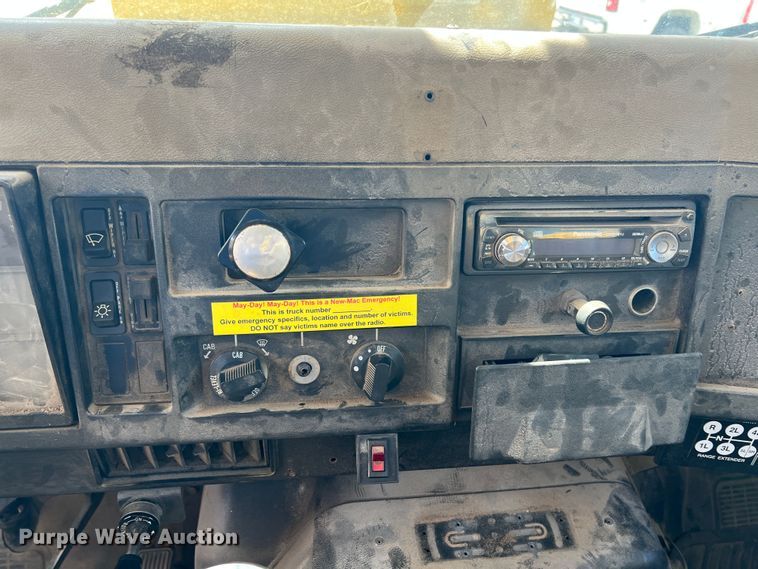 image for item HL9095 1995 International 4900  digger derrick truck