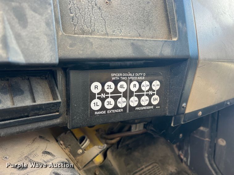 image for item HL9095 1995 International 4900  digger derrick truck