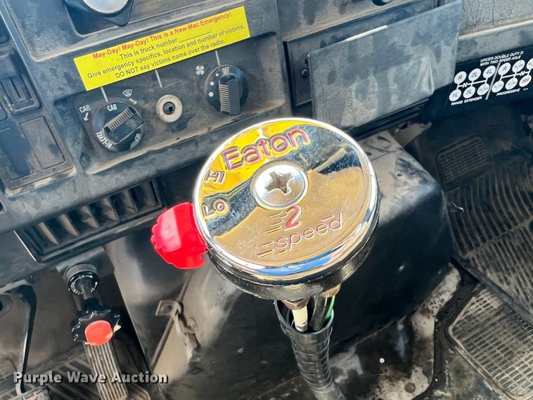 image for item HL9095 1995 International 4900  digger derrick truck