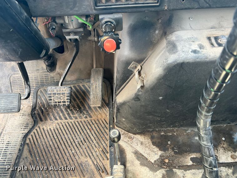 image for item HL9095 1995 International 4900  digger derrick truck