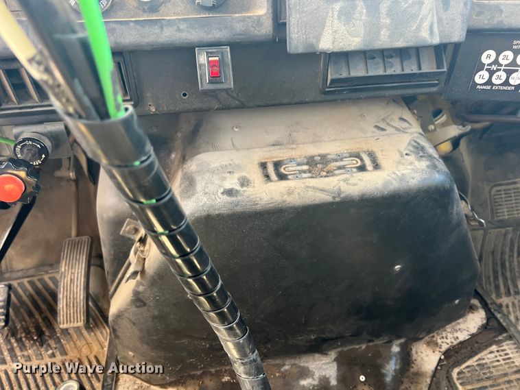 image for item HL9095 1995 International 4900  digger derrick truck