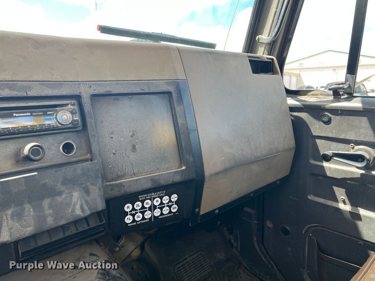 image for item HL9095 1995 International 4900  digger derrick truck