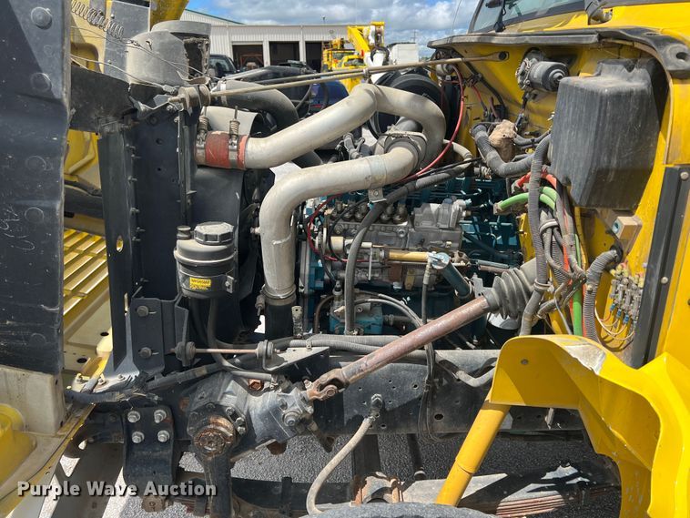 image for item HL9095 1995 International 4900  digger derrick truck