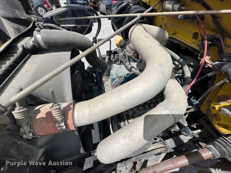 image for item HL9095 1995 International 4900  digger derrick truck