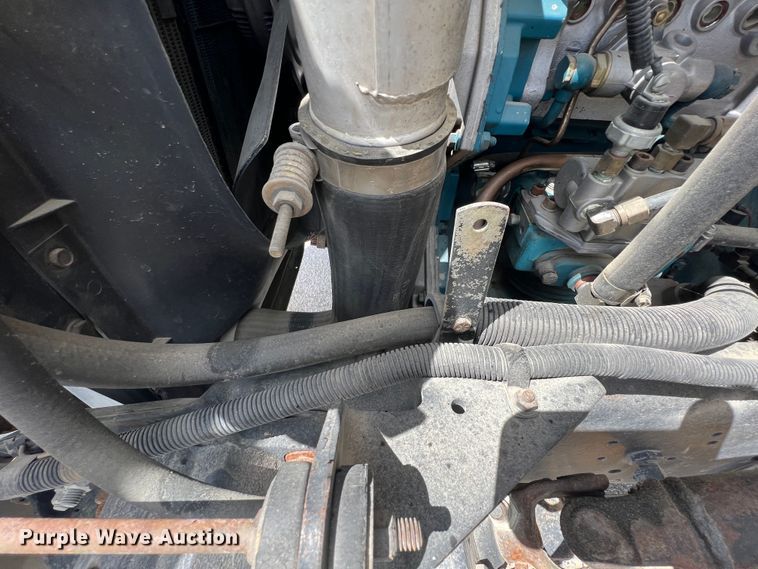 image for item HL9095 1995 International 4900  digger derrick truck