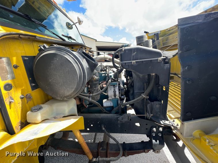 image for item HL9095 1995 International 4900  digger derrick truck