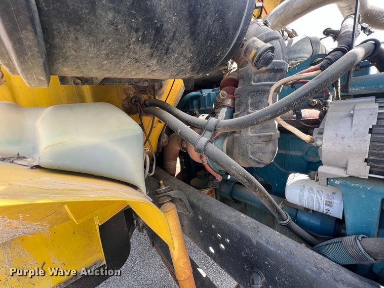 image for item HL9095 1995 International 4900  digger derrick truck