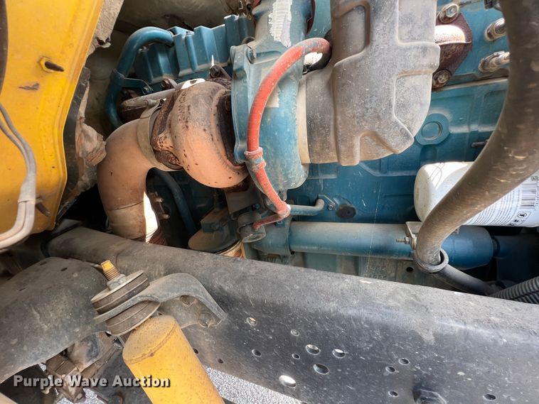 image for item HL9095 1995 International 4900  digger derrick truck