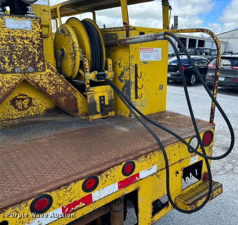 image for item HL9095 1995 International 4900  digger derrick truck