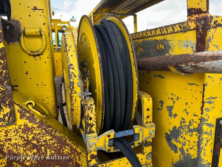 image for item HL9095 1995 International 4900  digger derrick truck