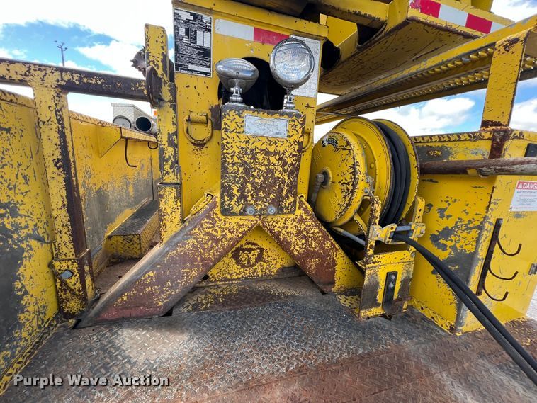 image for item HL9095 1995 International 4900  digger derrick truck