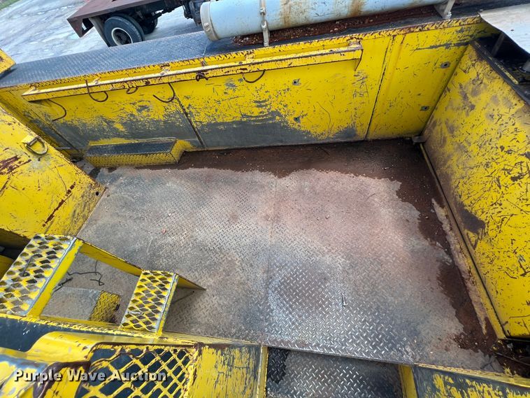 image for item HL9095 1995 International 4900  digger derrick truck