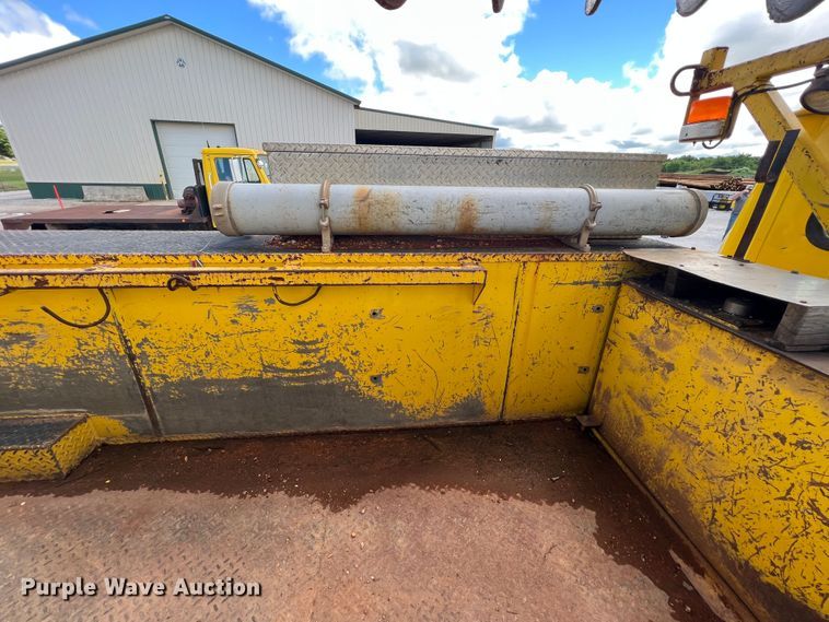 image for item HL9095 1995 International 4900  digger derrick truck