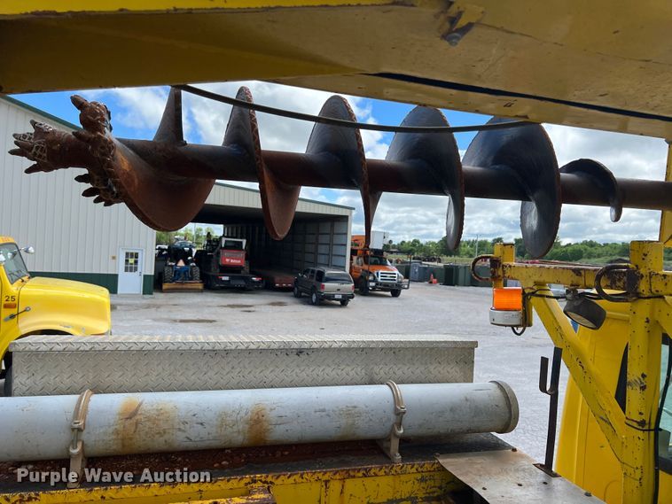 image for item HL9095 1995 International 4900  digger derrick truck