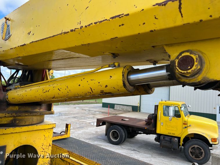 image for item HL9095 1995 International 4900  digger derrick truck