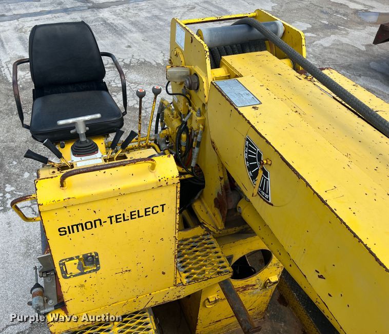 image for item HL9095 1995 International 4900  digger derrick truck