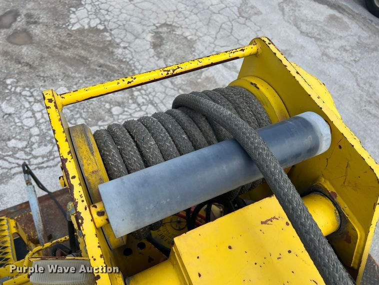 image for item HL9095 1995 International 4900  digger derrick truck